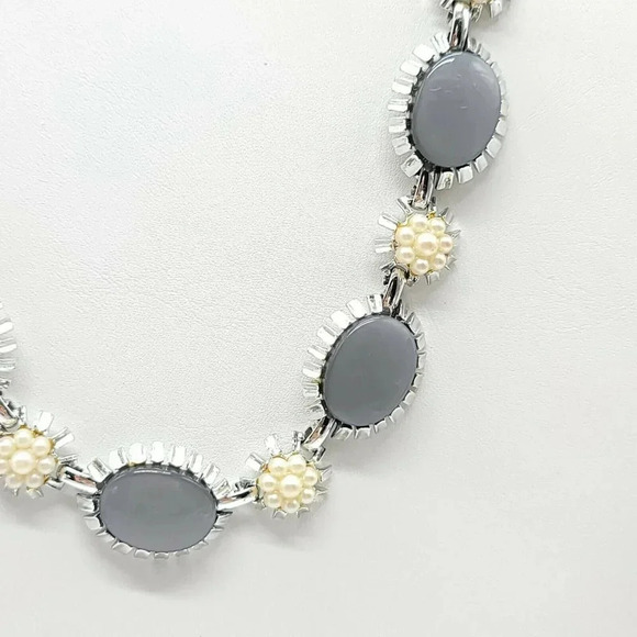 Emmons Grand Duchess 1960 Gray Thermoset Faux Pearl Silver Tone Necklace - Picture 3 of 5